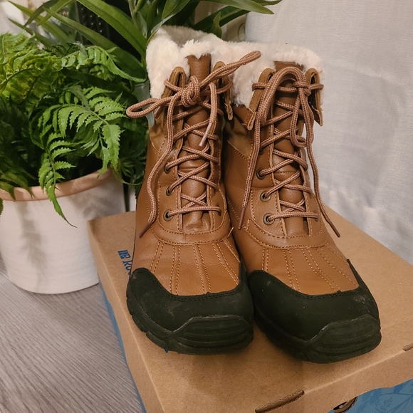 *SOLD* Snow Boots - Picture 2 of 7